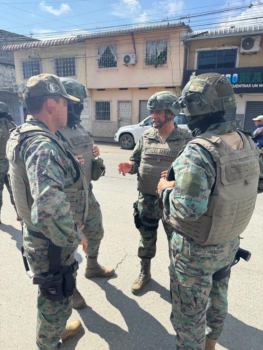 FuerzaAereaEc's tweet image. #Guayas | El comandante del Comando de Operaciones Aéreas y Espaciales, brigadier general Mauro Bedoya Avilés, realizó una inspección a los puntos de despliegue que mantienen las Fuerzas Armadas en el cantón #Durán.

Durante la visita, se evaluó el desarrollo y cumplimiento de