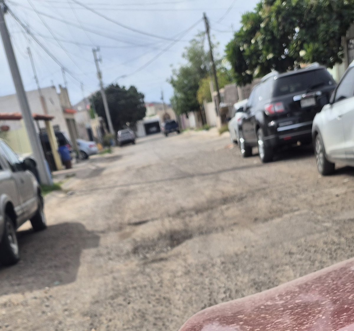 AbrilCecena's tweet photo. @tonoastiazaran @bacheame @elmitoteromx Arreglen las calles de nuestra Cerrada,USEN BUEN MATERIAL NO TIERRITA! @HermosilloGob Cerrada Guarijíos en Col Pueblitos cp83117,desbaratandose las calles y nuestros autos😡😢,baches al entrar después d la caseta,baches en el #135 #125 #153 https://t.co/HMDkzO1sLv