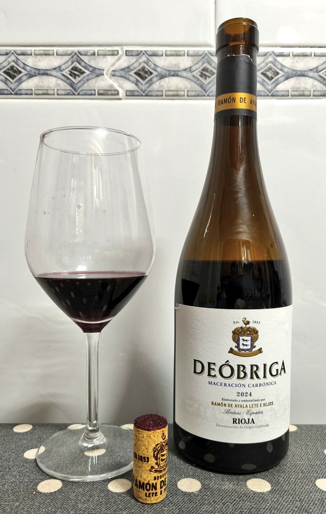 La versatilidad y RCP de este maceración carbónica de #Briñas es acojonante🍷. Por cierto, este método de elaboración, que justo estoy estudiando, es mucho + complejo de lo que pensaba. Eso de fermentar con raspón y tal, no es sólo eso... Ya me lo dijo en su día  <a href="/dbastidacaro/">dbc</a>!