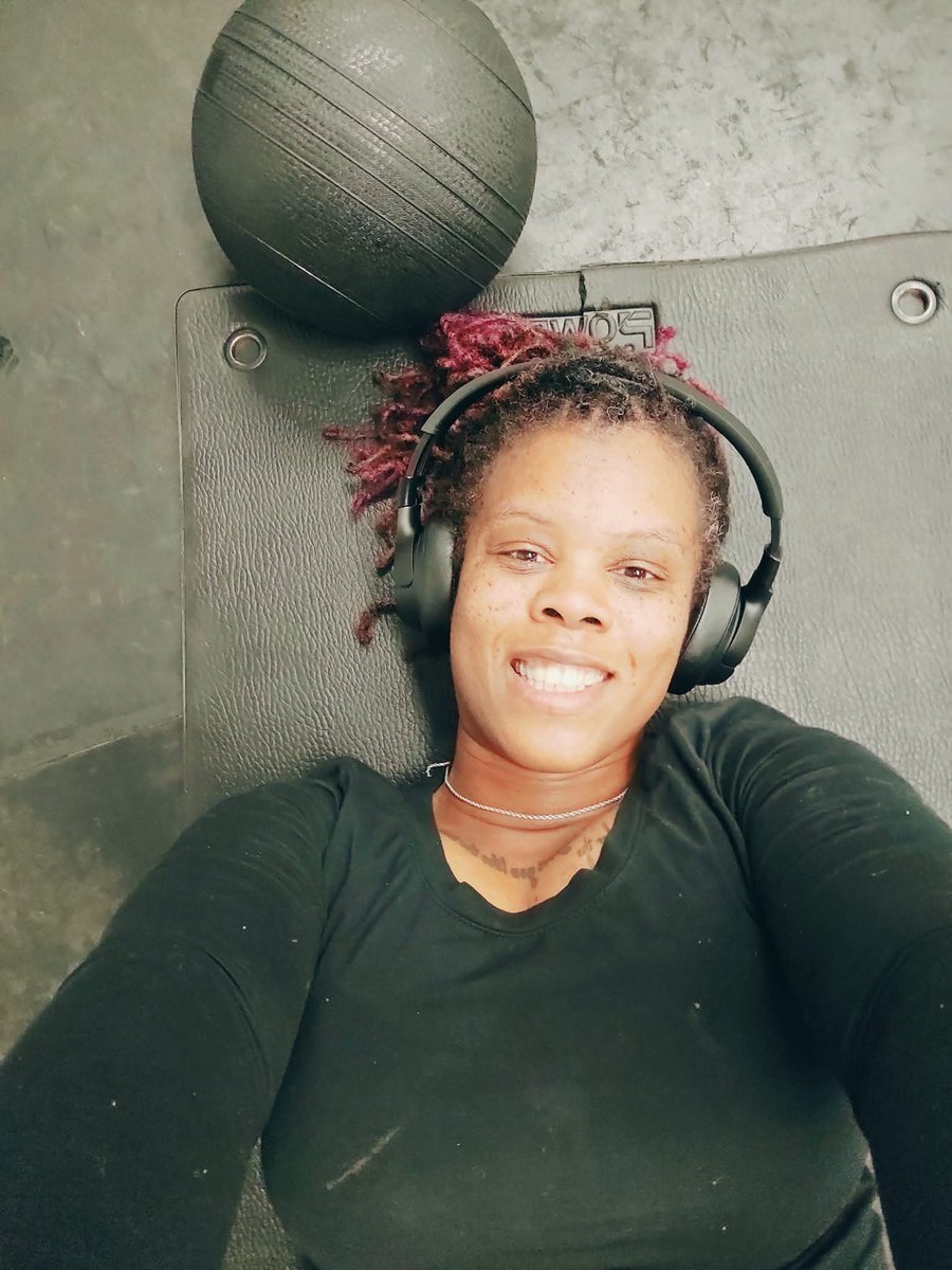 XO4lyfe__'s tweet image. That post-workout glow is a different kind of flex. 💪🏾✨ Choosing to show up for myself every single day because I’m worth the effort. Ready for whatever, better than ever. #SelfCare #GymLife #StrongerEveryDay