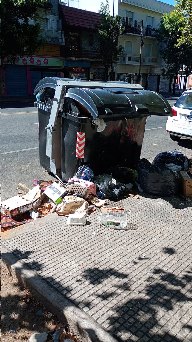 Hola soy un tacho de basura que me encuentro en el barrio de 
#parquechacabuco en <a href="/CABA/">CABA</a> y casi nunca me vacían. Por momentos siento que <a href="/gcba/">Buenos Aires Ciudad</a> me ha dejado solo. No doy más, necesito una mano para poder cumplir con mi tarea.