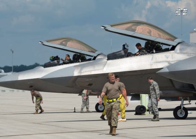 El ejército de los Estados Unidos ha trasladado más de 50 aviones de combate F35, F16 y F22 a Oriente Medio en las últimas 24 horas como parte de su acumulación de activos aéreos y navales cerca de Irán. Las unidades navales y aéreas están en alerta roja. También Israel.