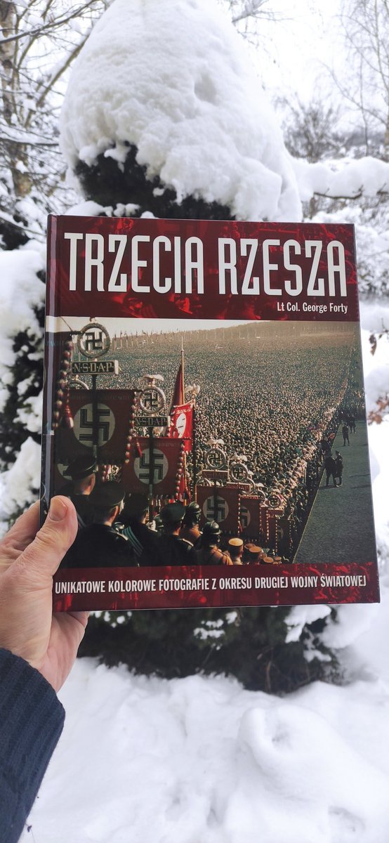 3 przeczytana/oglądnięta w lutym 2026

Bardzo ładnie i starannie wydany album ukazujący fotografie budowania, rozwoju i upadku Rzeszy. Jest to uzupełnione syntetycznymi opisami, które nawet laikowi dają zarys historii obłędu 2 w.ś.

#readlist2026pl
#wydawnictwoVesper
#52ksiazki