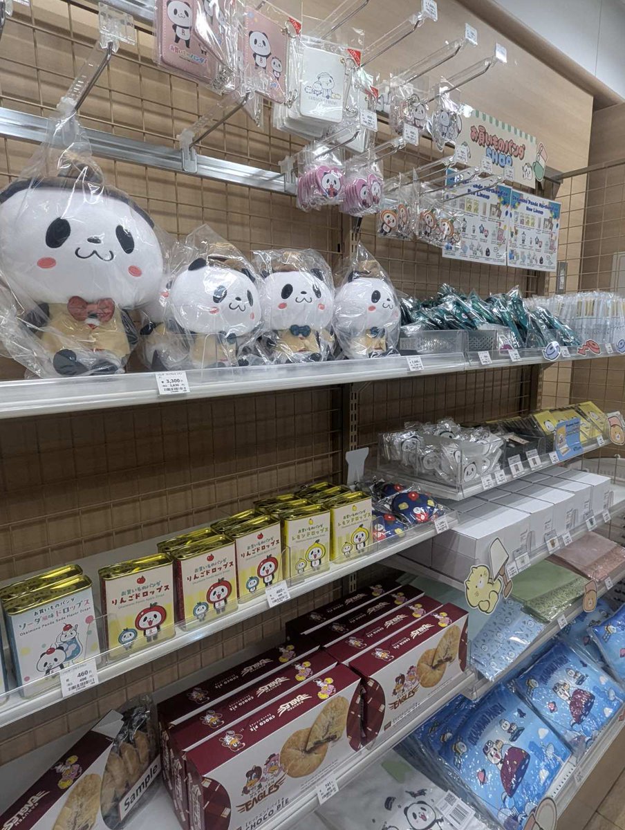 RakutenStrategy's tweet photo. 楽天あるある✍

正直に言うと、お買い物パンダが好きで働いてる人、たぶんいっぱいいます。笑

社内ではパンダグッズも買えちゃいます！
パンダから始まるモチベーションが、楽天の事業を前進させている…こともあるかもしれません🐼

#就活 #新卒採用 https://t.co/BnFrYo1gcW