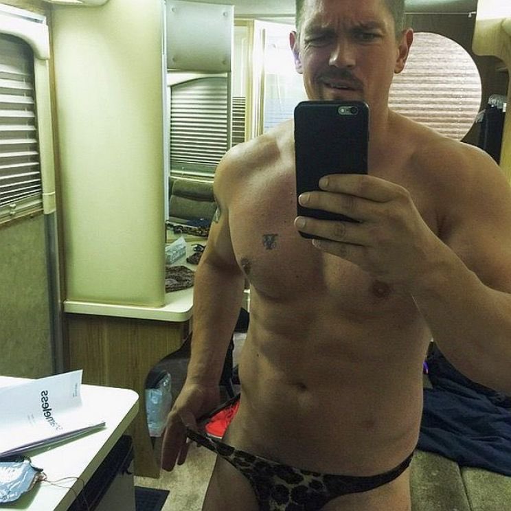 hotdudezz's tweet image. do you find steve howey attractive?