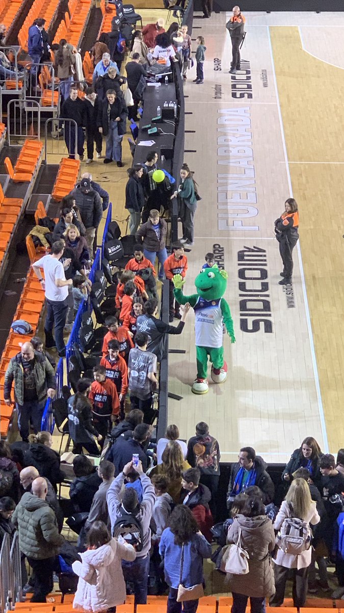 MostolesBasket's tweet photo. Ayer por la tarde padres, madres, entrenadores, entrenadoras, jugadores y jugadoras pasamos una impresionante tarde de baloncesto viendo a @BFuenlabrada frente a HLA Alicante.

Haciendo CLUB. https://t.co/B4kD48XKvh