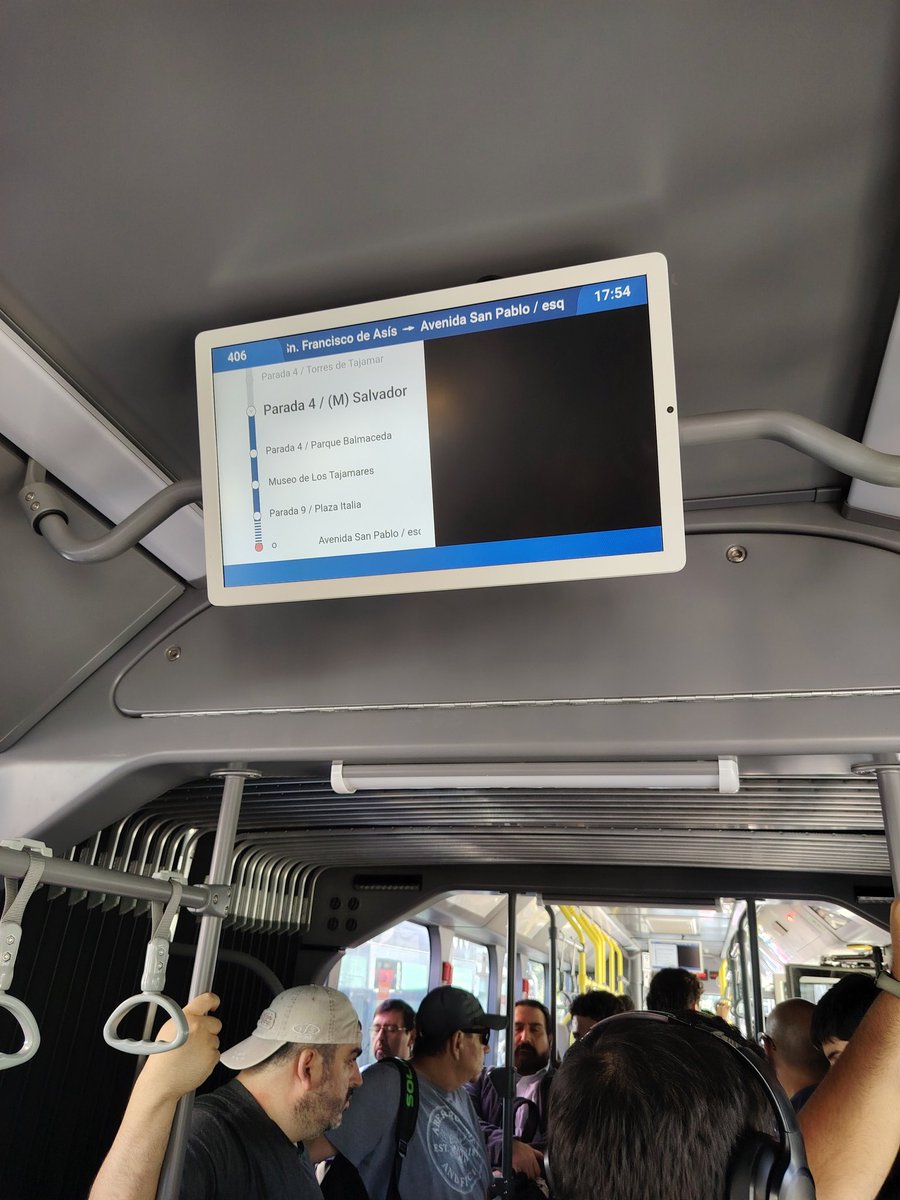Cachense los monitores que hay en las micros nuevas, te van mostrando las paradas!!!
Váyanse a la chucha los que reclaman por las micros nuevas, se nota que jamás anduvieron en las antiguas y menos en estas. Nadie que use micros reclamaría en verdad.