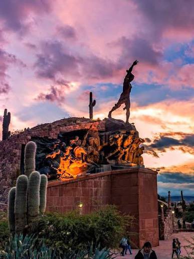 Imponente monumento al indio en Humahuaca, Jujuy. En honor a los miles de indígenas y mestizos calchaquies que formaron parte del glorioso Ejército del Norte del General Belgrano.
Abajo la escalinata del carnaval. Esto es Argentina.