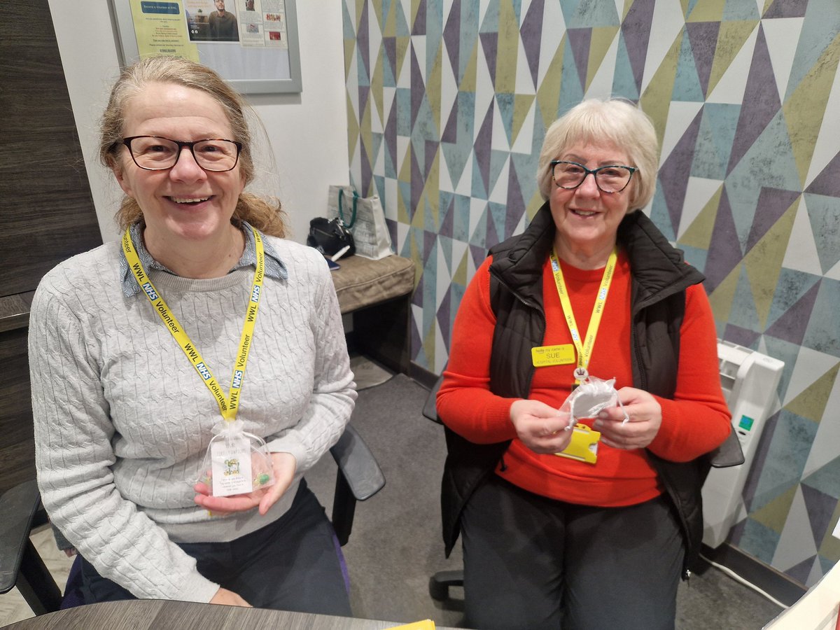 Melanie0985's tweet photo. Today was #randomactsofkindnessday.
Just a few people who was happy and surprised with a little gift from myself to put a smile on their faces to say your doing a great job! โค๏ธ @WWLNHS @WWLPatientExp @k_mantron @melaniejaynepi1 @Kim_Whiteside @r_mccarren @chaplainWWL https://t.co/lNZPdF4gKy