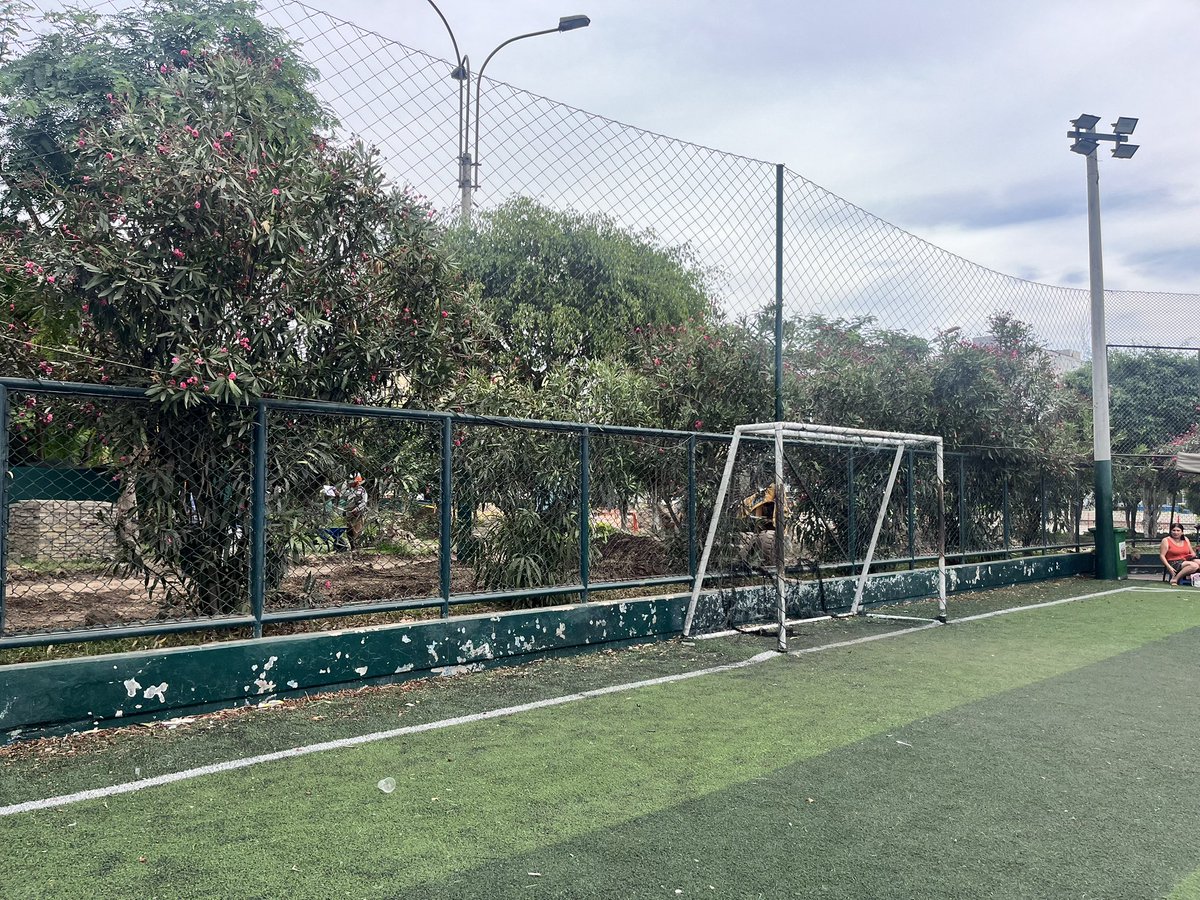 berestef's tweet photo. @MuniSurquillo no tuvo mejor idea que cerrar el parque Heroes de La Paz en pleno verano donde hay mayor afluencia de niños. Ahora programa movimiento de tierras en plena clase de fútbol de los pequeños. Que poca consideración con los vecinos y con los más pequeños. https://t.co/XXsfJCdaFO