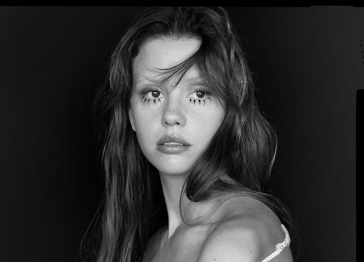 Page Six informa que Mia Goth y Shia LaBeouf han terminado su relación después de 10 años.