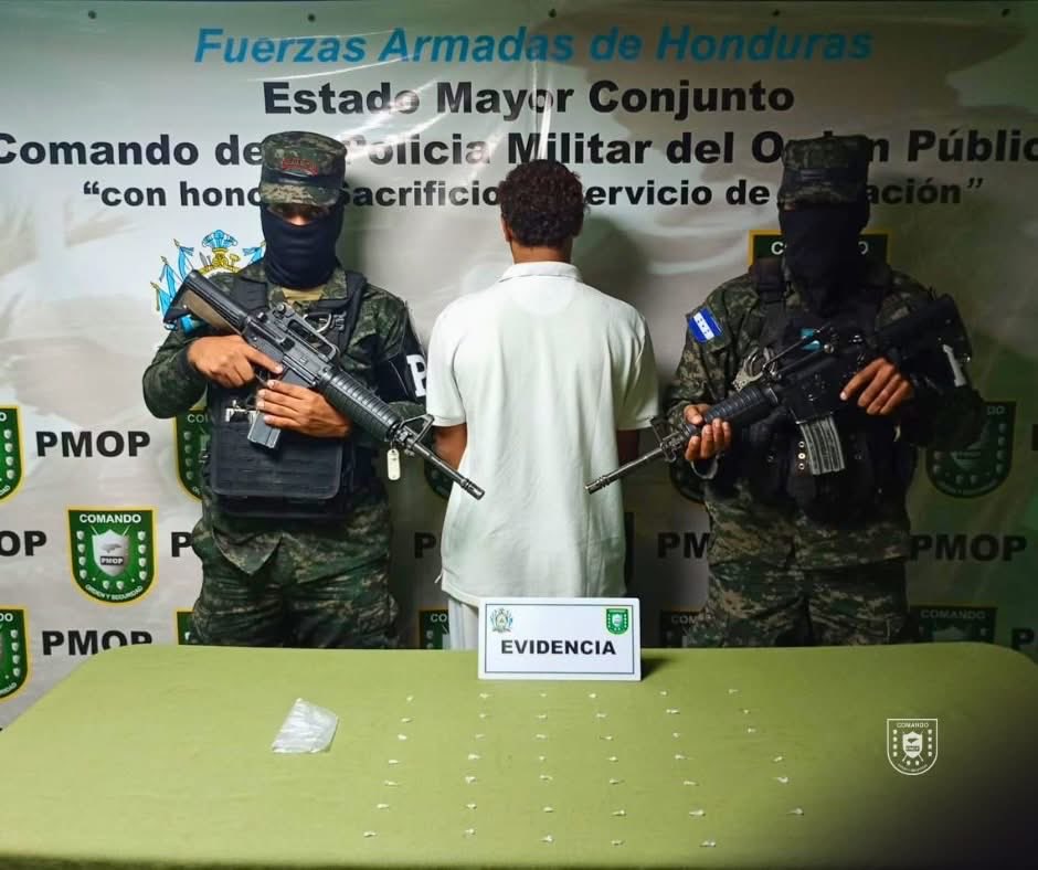PMOPHN's tweet photo. 🚨 #SoluciónContraElCrimen | PMOP detiene menor con supuesta droga en Los Pinos
Las #FFAAHN, a través del #7BPMOP, capturaron en Tegucigalpa a un menor (15 años), alias “Wasson”, supuesto integrante de la Pandilla 18.
🔎 Decomiso:
✅ 41 envoltorios de supuesto crack
Remitido a la #URDPMOP para el proceso conforme a ley.
#PMOPHN