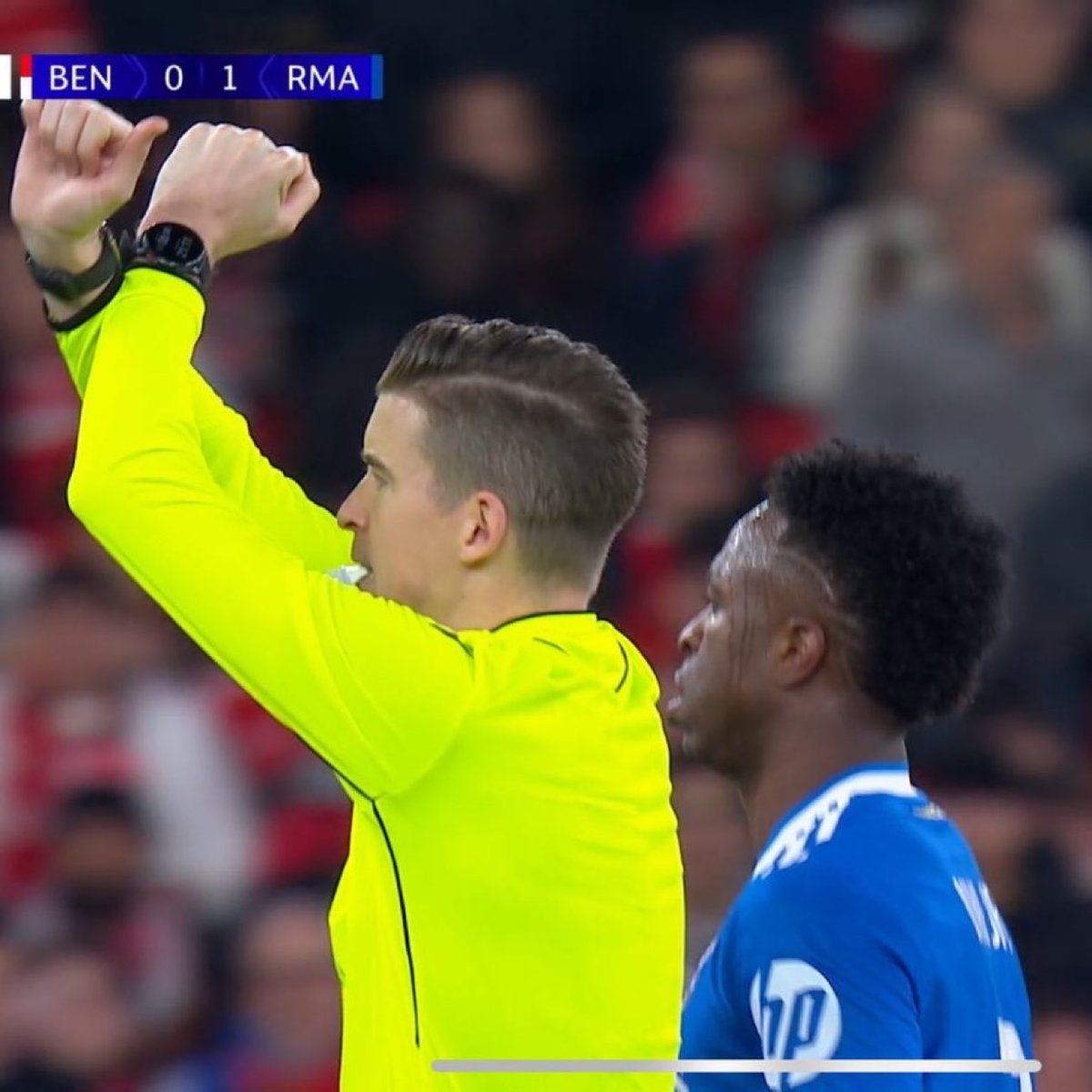 speedlne's tweet photo. 🔴BREAKING: The referee has stopped the game for now. Vinicius Junior has reported that someone racially abusing him. https://t.co/cQ6BH5u3fy