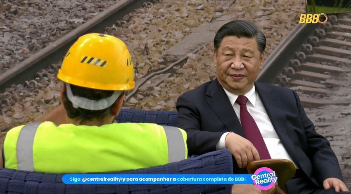 PiscesFueda's tweet image. Xi JinPing explica para trabalhador que estava reformando o cenário do BBB a importância da mobilização camponesa durante a Revolução Chinesa e cita Mao Tsé-Tung: “枪杆子里面出政权”.

#BBB26