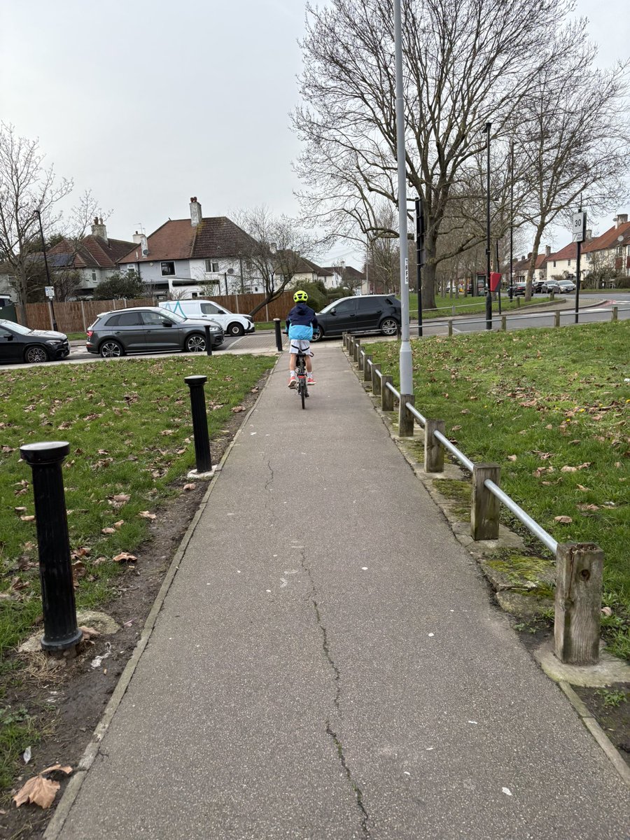 It only takes 1 car parked across a cycle lane to force a child into traffic .

👇a car blocks a junction where visibility matter most.

Bike lanes aren’t optional parking spaces. They protect from fast-moving vehicles.

If we want families to cycle we need basic consideration 🚲