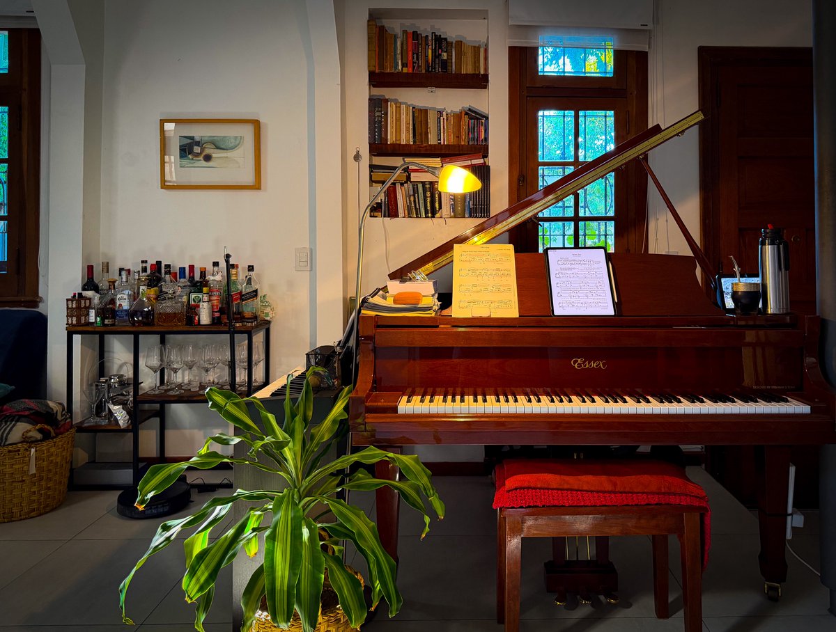 Toda mi casa tiene madera por un simple motivo:

Mi viejo tenía empresa de arquitectura. Compraba casas viejas y restauraba. Los clientes preferían las pedorradas de aluminio antes que estas bellezas que mi viejo recicló y yo disfruto cada día que el sol entra al living ☀️❤️