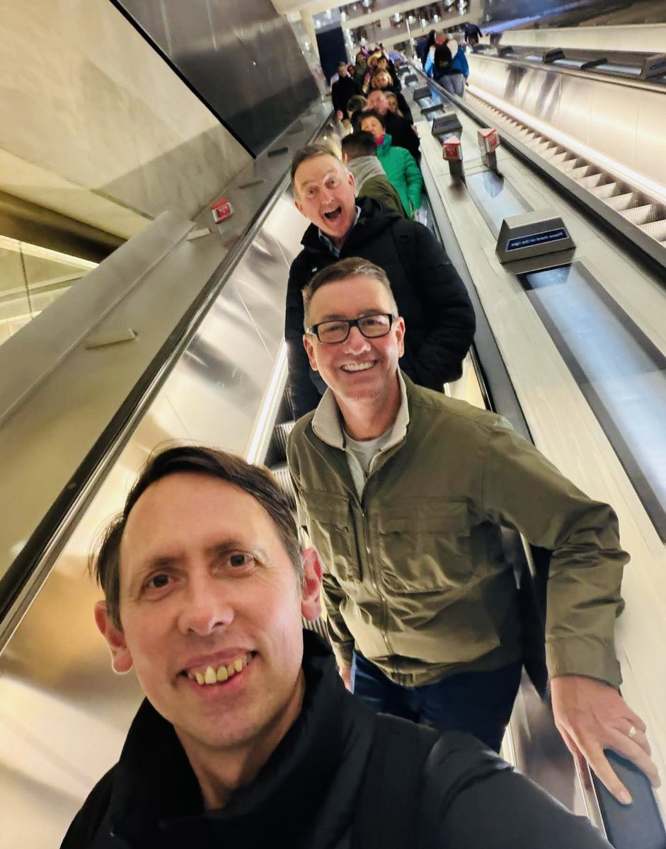 HM071977's tweet image. Amazing catch up with one of my favourite couples @alanjewell @frankec64 🥰🥰 #london #soho #friends