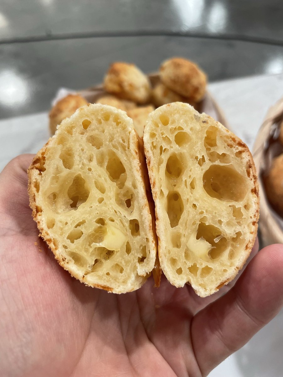 Receta de CHIPA que no falla:

➡️INGREDIENTES
-200 gr queso rallado tipo sardo
-200 gr queso maquina en cubos pequeños
-2 huevos
-150 cc leche
-1 naranja
-100 gramos de manteca pomada.
-500 gr de almidón de mandioca
-1 cda de polvo de hornear

➡️PROCEDIMIENTO

1 – Comenzamos