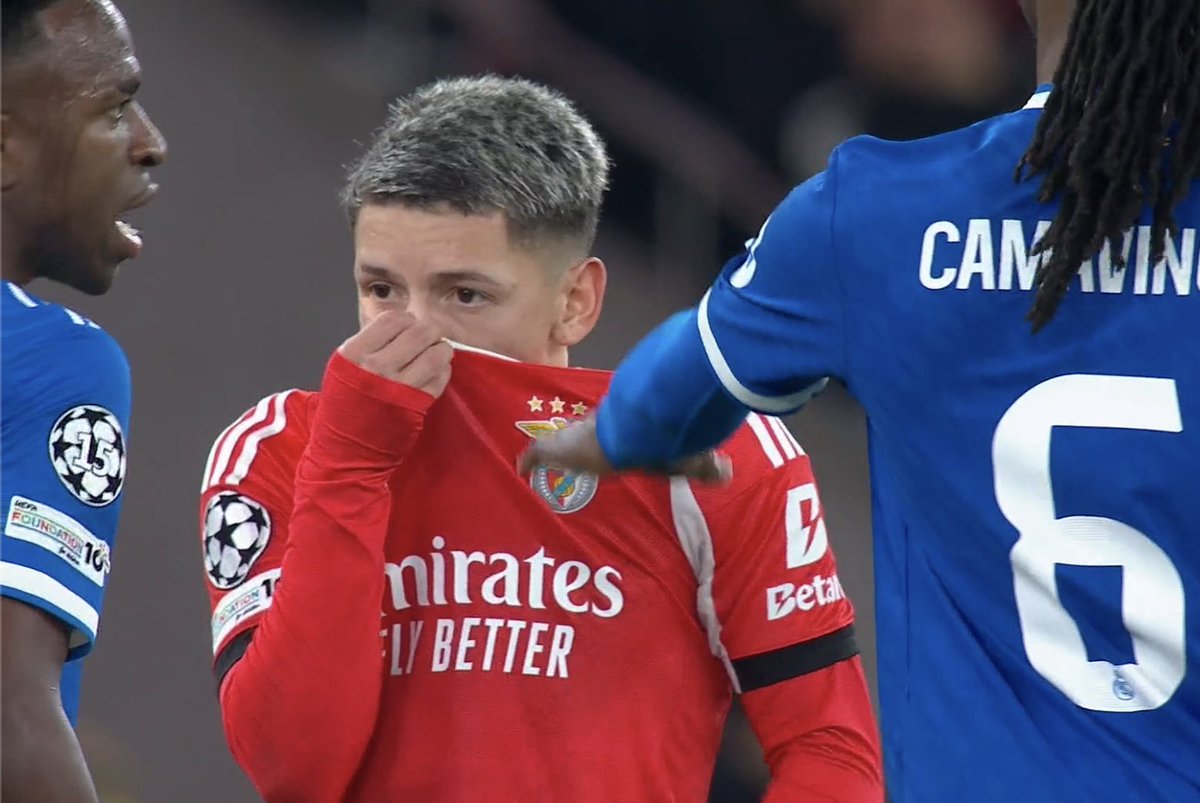 TouchlineX's tweet photo. 🚨 𝗡𝗘𝗪: This is the moment where Argentinian Benfica player Gianluca Prestianni decided to cover his mouth before saying something to Vinicius Jr!

According to Vinicius, he called him a monkey! https://t.co/F6kpqvYsiI
