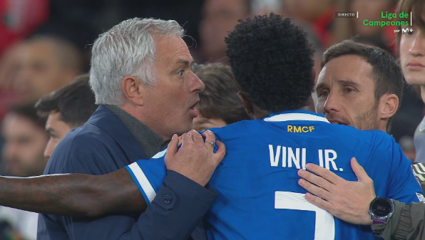 👉 La secuencia del lío que se ha montado en Da Luz.

👉 Vinicius marca, denuncia un comentario racista de Prestianni y el árbitro activa el protocolo.