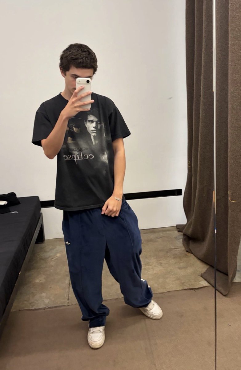 FilmUpdates's tweet image. Timothée Chalamet in newly shared picture.