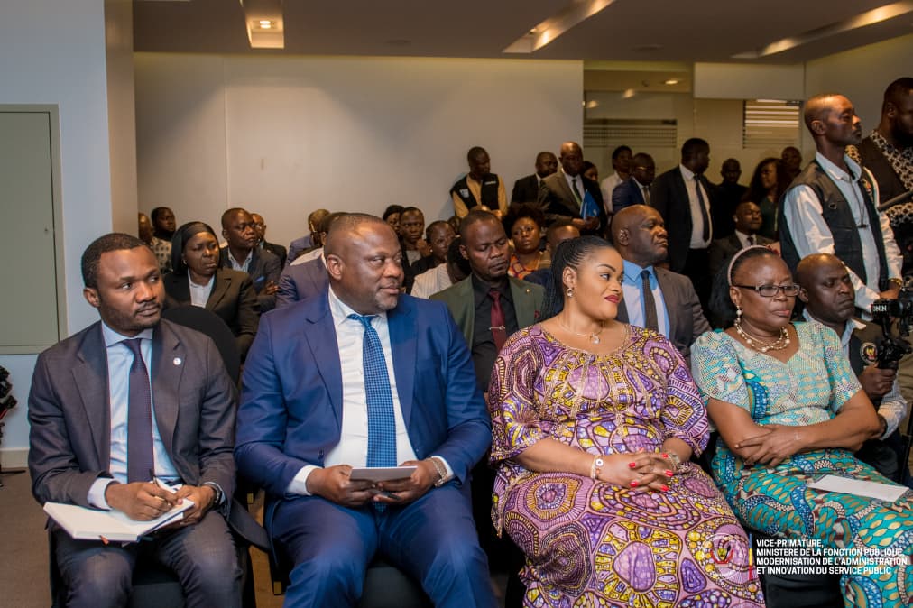 FP_RDC's tweet photo. #FonctionPubliqueRDC | Gouvernance sociale

En présence de S.E.M. le Vice-Premier Ministre, Ministre de la Fonction Publique, Modernisation de l’Administration et Innovation du Service Public, et de Madame la Ministre d’État, Ministre de l’Éducation Nationale et Nouvelle Citoyenneté, la Caisse Nationale de Sécurité sociale des Agents Publics de l’État (@Cnssap_RDC) et le Ministère de l’Éducation Nationale (@MinisterEDU_NC) ont procédé, ce mardi 17 février 2026, à la signature d’une convention de collaboration.

Ce cadre de partenariat vise à assurer une gestion rationnelle et harmonisée de la mise à la retraite des enseignants éligibles, en optimisant les procédures administratives et en garantissant une prise en charge plus efficace et plus digne de celles et ceux qui ont consacré leur vie à la transmission du savoir.