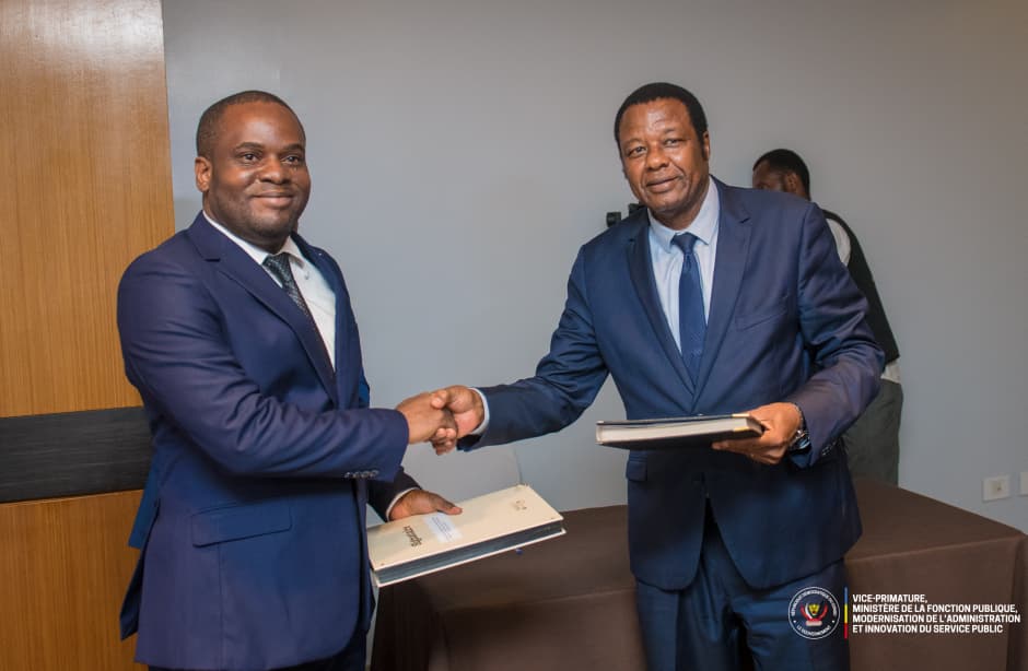 FP_RDC's tweet photo. #FonctionPubliqueRDC | Gouvernance sociale

En présence de S.E.M. le Vice-Premier Ministre, Ministre de la Fonction Publique, Modernisation de l’Administration et Innovation du Service Public, et de Madame la Ministre d’État, Ministre de l’Éducation Nationale et Nouvelle Citoyenneté, la Caisse Nationale de Sécurité sociale des Agents Publics de l’État (@Cnssap_RDC) et le Ministère de l’Éducation Nationale (@MinisterEDU_NC) ont procédé, ce mardi 17 février 2026, à la signature d’une convention de collaboration.

Ce cadre de partenariat vise à assurer une gestion rationnelle et harmonisée de la mise à la retraite des enseignants éligibles, en optimisant les procédures administratives et en garantissant une prise en charge plus efficace et plus digne de celles et ceux qui ont consacré leur vie à la transmission du savoir.