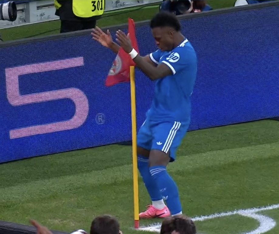 CuriosidadesEU's tweet photo. Parabéns UEFA!

O Vinícius Júnior marcou um golaço e comemorou.

Foi chamado de macaco.

E a única coisa que aconteceu foi amarelo para o Vini Jr. https://t.co/oWx1w42Y6i