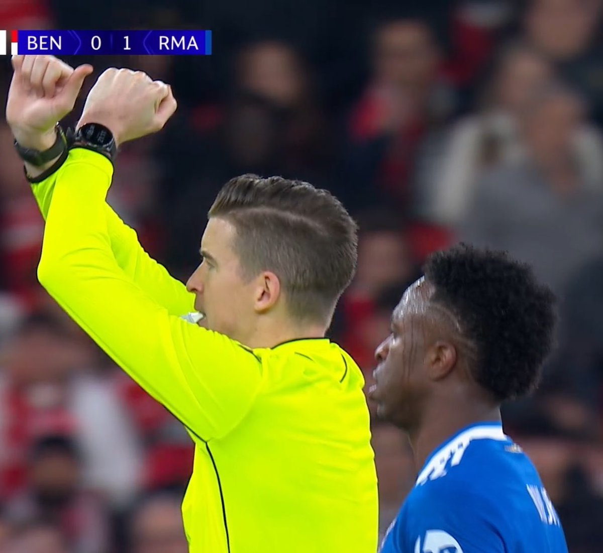 FrFlashFoot's tweet photo. Le match entre Benfica et le Real Madrid a été interrompu pendant quelques minutes. 🚫

Après son but, Vinicius JR 🇧🇷 est venu prévenir l’arbitre d’avoir subi des propos raciste de la part de Gianluca Prestianni 🇦🇷. https://t.co/x4L3aevigV