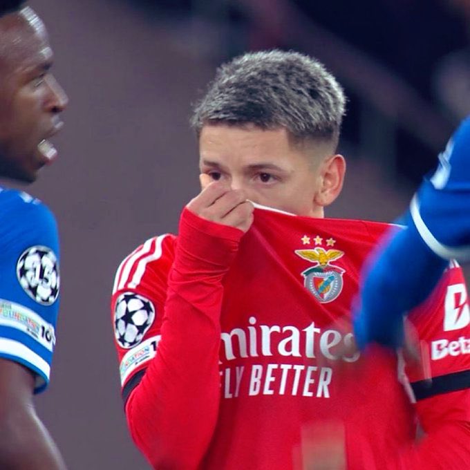 futbol_hubX's tweet photo. 🚨𝐂𝐎𝐍𝐅𝐈𝐑𝐌𝐄𝐃: The Argentine Benfica player, Gianluca Prestianni covered his mouth before calling Vinicius Junior a Monkey. 😬🤯 https://t.co/ddVhVd0jWS