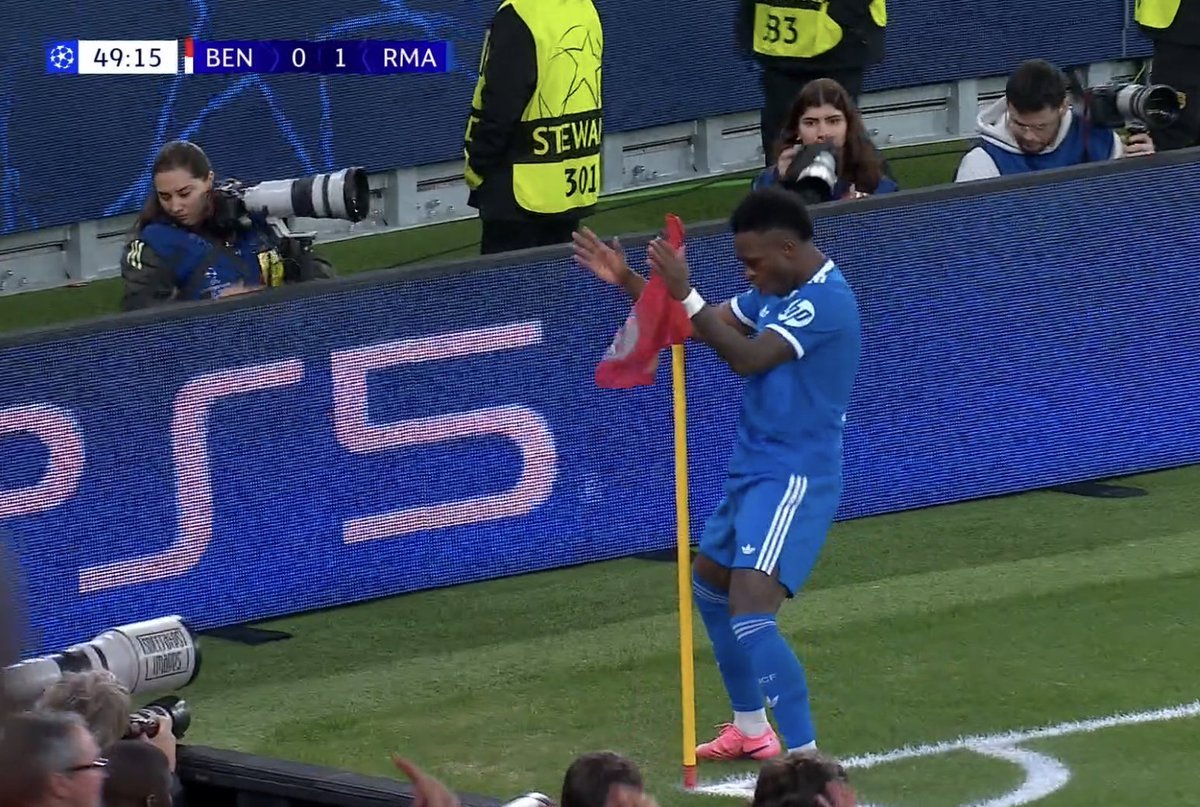 Vini JR with a BANGER and then proceeds to talk smack

It's like beating someone at FIFA and then watching the replay in slow motion while they sit there...

😭😭😭😭 

Top notch shithousery wasting practically 10mins...

#UCL #Madrid