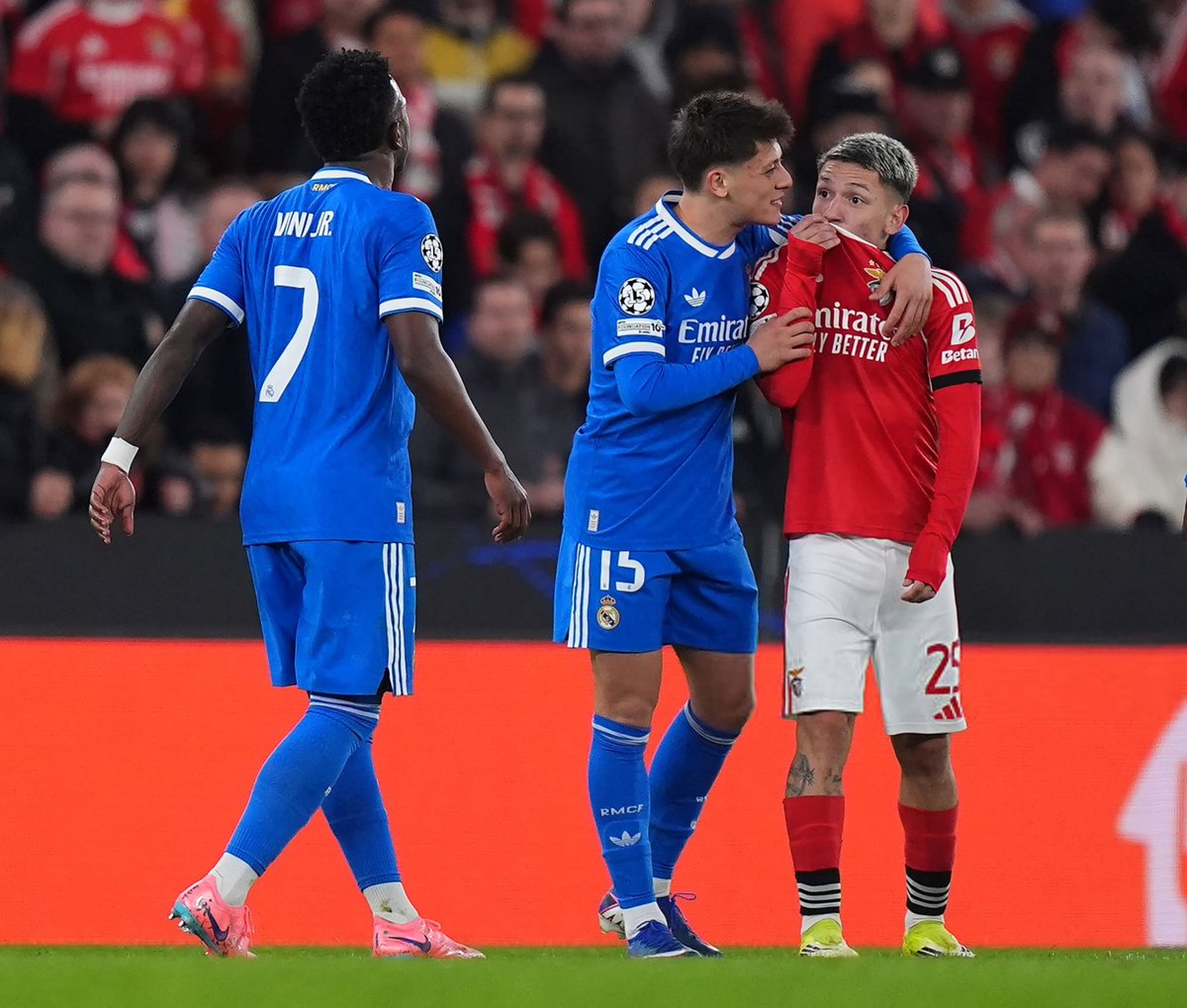 🚨 𝗕𝗥𝗘𝗔𝗞𝗜𝗡𝗚: Vinícius Júnior reported to the referee that he has been victim of racist abuse. 𝗪𝗛𝗔𝗧 𝗪𝗘 𝗞𝗡𝗢𝗪... ▪️ Benfica player Gianluca Prestianni covered his mouth before saying something to Vinícius