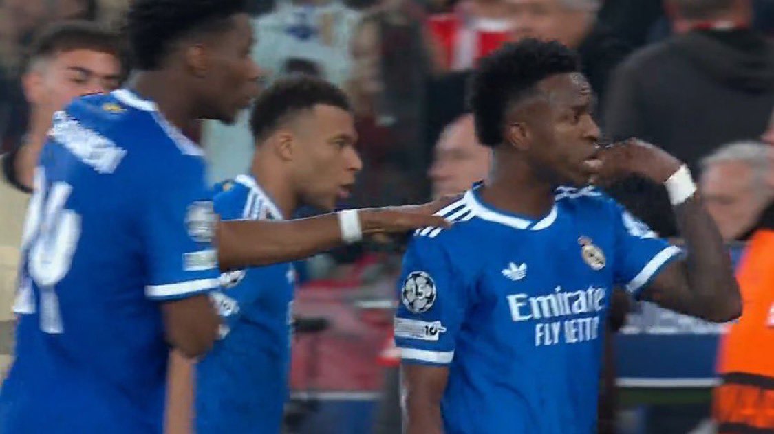 _BeFootball's tweet image. 🤮🤮🤮 « 𝗦𝗜𝗡𝗚𝗘, 𝗦𝗜𝗡𝗚𝗘 », CE SONT LES MOTS QU’AURAIT PRONONCÉ PRESTIANNI 🇦🇷 (2006) À VINICIUS 🇧🇷🤦‍♂️🤦‍♂️

Le match a été interrompu et a repris depuis… 

Alala, 2026 😪