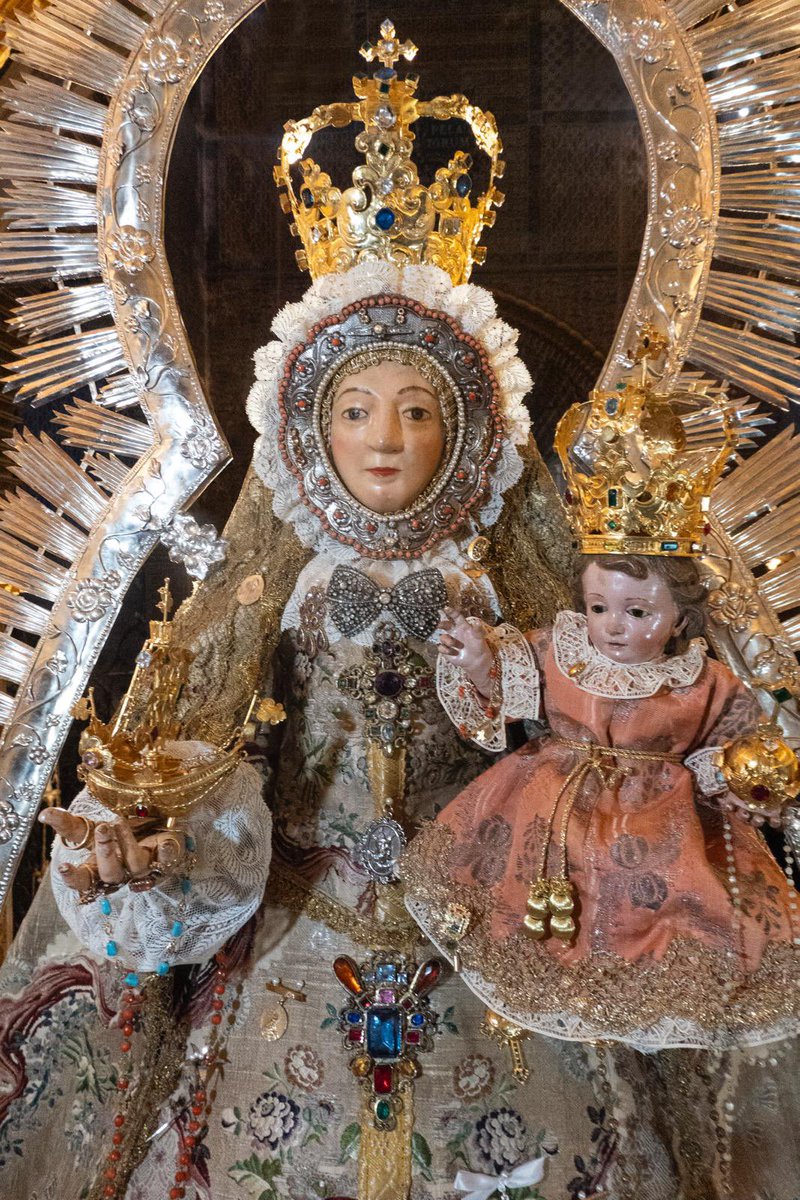 𝐂𝐔𝐀𝐑𝐄𝐒𝐌𝐀 | La Santísima Virgen de Consolación Coronada se encuentra ataviada para el tiempo cuaresmal que se aproxima. 

Porta la medalla de la <a href="/HdadCachorro/">El Cachorro</a>. Agradecemos dicho presente que evidencia la unión de ambas corporaciones.

📸 Pepe Florido.