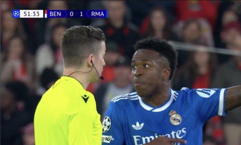 _DeJonginho's tweet photo. Ici on souhaite un très gros soutien envers Vinicius JR qui a été victime de racisme. ❤️ 

NON AU RACISME ! 👊 https://t.co/FPcUXgXS9h