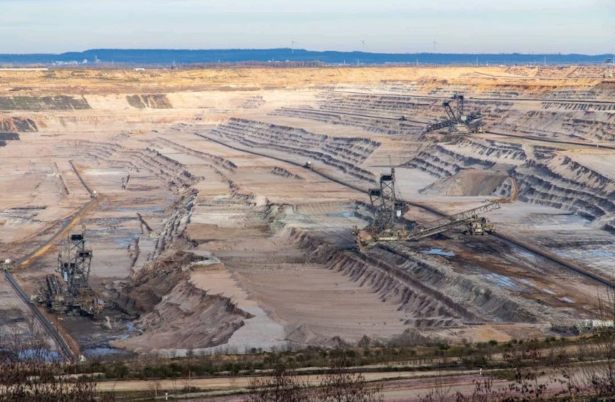 Si l'Allemagne avait décidé de sortir du charbon plutôt que de sortir du nucléaire, elle aurait déjà arrêté d'extraire et de brûler du lignite depuis plusieurs années déjà.