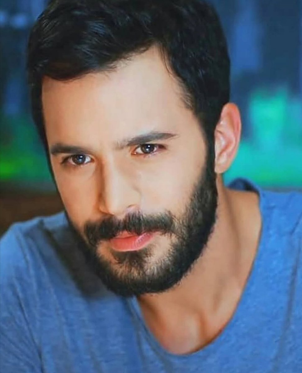 ✦✦❁
           يقول علماء النفس : إن الشخص الذي يتمسك بهدوءه أثناء غضبه
تدور بذهنه أفكار شيطانية للغاية
           لقد لمست ذلك بأم عيني، رأيت حريقاً هائلاً يقبل في وداعه يحيطني ويرمقني
لينال مني بوصفي مترنحاً بين المنسيات أنهل من كؤوس الهوي
#أيا
#غبشاء_العقل
#لم_تعرفيني_بعد