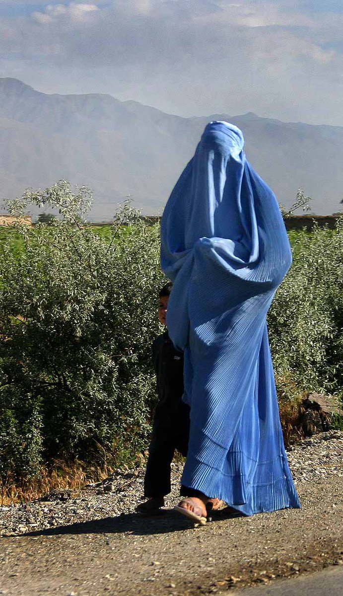 Me dice uno por mensaje privado que soy una facha por esto:¿Sabes lo que es un burka? Es esto:tapa por imposición todo tu cuerpo incluso los ojos. ¿No te parece razonable que se quiera limitar esto en espacios públicos?  Porque si te parece normal, igual el problema lo tienes tú