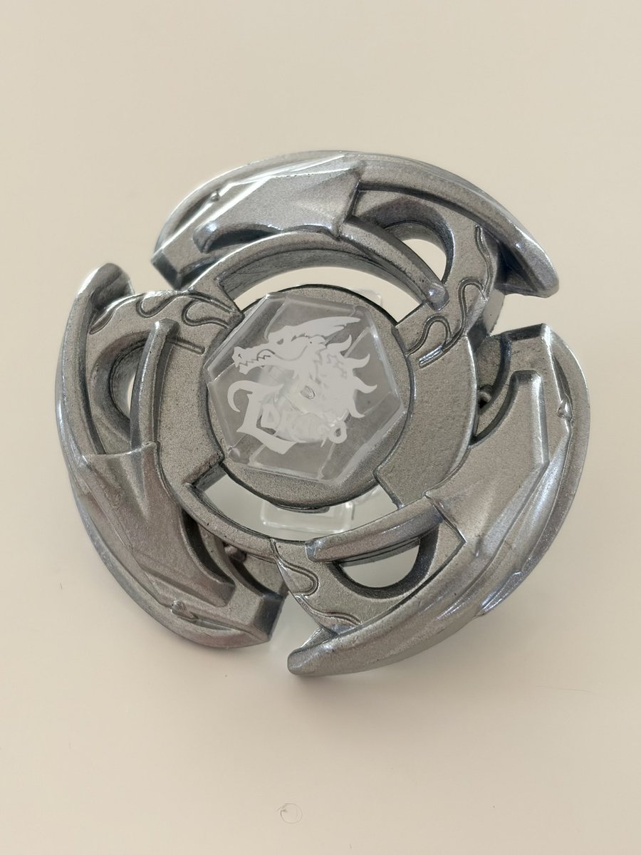 Kurage_sankaku's tweet image. 組みました！
メタベイの中でも屈指のレア度を誇る
『プロトエルドラゴ』

フェイス、ウィール、軸先がそれぞれ別の独立した別々の景品となっていて、その全てが超入手困難という幻のパーツたち。
それらを全て集めてようやく完成するという幻のベイです！

まさか手に入れられる日が来るとは……