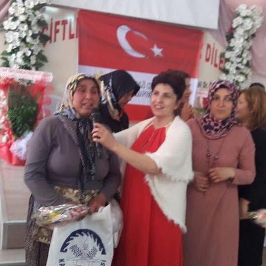 18 Şubat 2018 Kadirlinin sembolü simit satan çalışkan kadın Hanife Duğa hanımı kaybetmişiz. Ölümünden önce onu bir programda yılın çalışkan kadını seçmiştik. Bu fotoğraf o gün çekilmişti. Mekanı cennet olsun inşallah. Anılarına saygıyla…