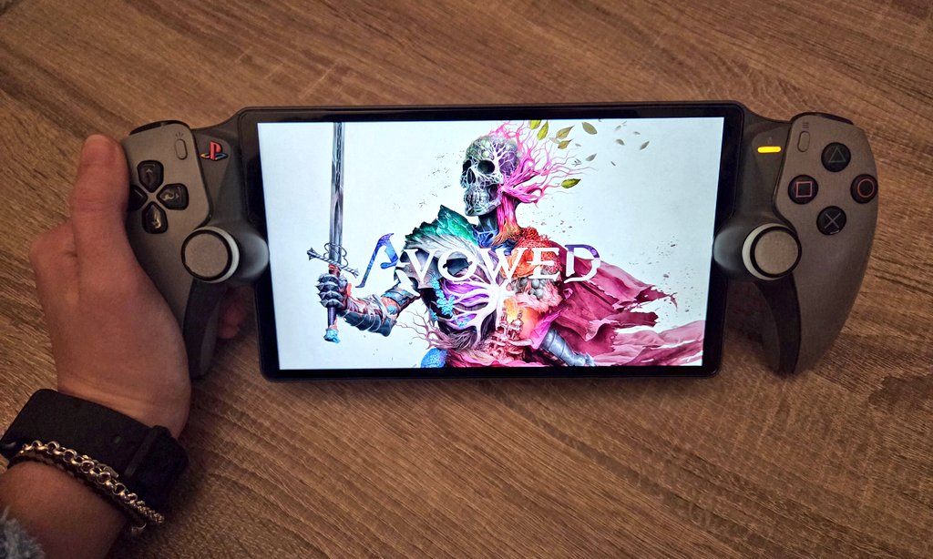 Que ganas tenía de jugar Avowed. 

Me llamó la atención desde el primer minuto y tiene todo lo que más disfruto en este tipo de juegos: exploración, narrativa y elecciones morales.

Y ahora sí... ¡es hora de explorar las Tierras Vivientes! 

#Avowed #PS5