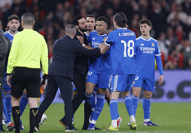 (fan) REAL MADRID FANS 🤍 tweet media