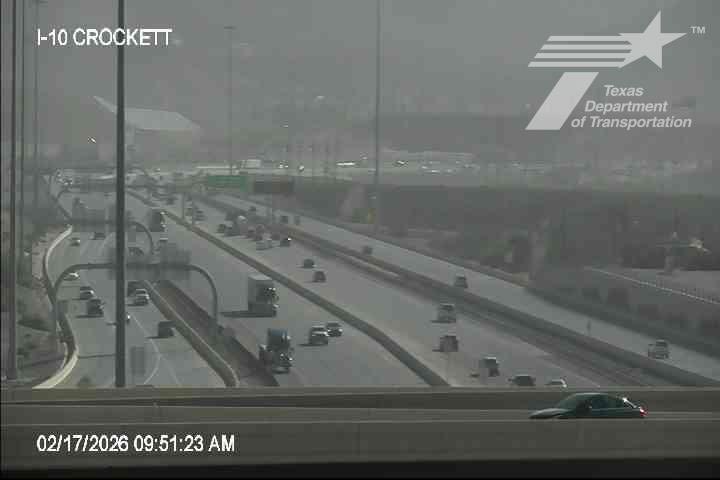 DianaGomezTV's tweet image. 🌬️🍃 Gusty winds making for a hazy view around #ElPaso. The mountains are barely visible today. If you’re out driving, take it slow and watch for debris on the roads. Drive Safely!
#EPTraffic #WindyWeather #SunCity #StaySafe