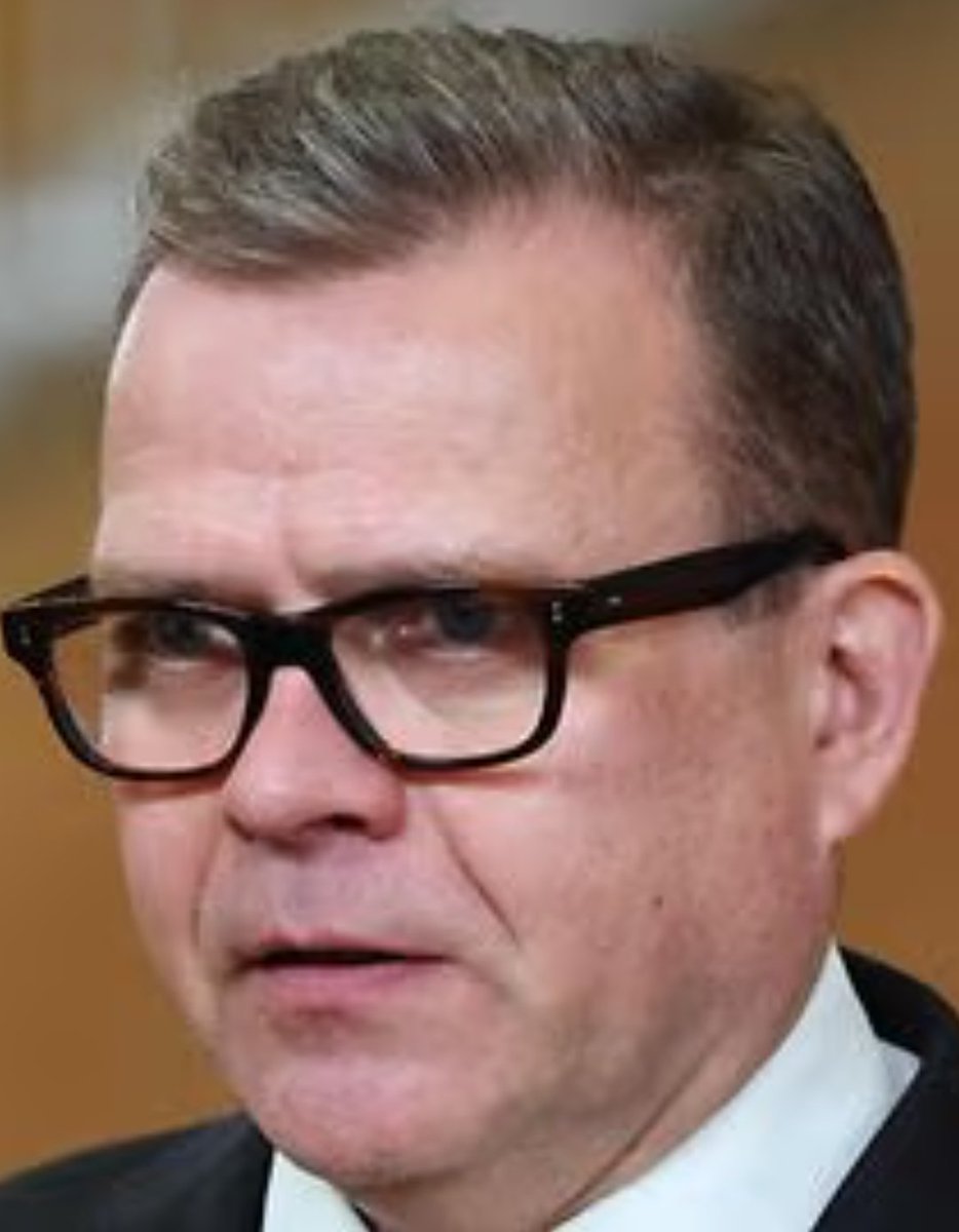 Hallitus ei saanut rajattua maahanmuuttajia pois, joten Kela maksaa edelleen heille satoja euroja kuussa kotihoidontukea: yhdestä lapsesta 378€ + hoitolisä + muut tuet. Perheessä voi olla 5 lasta, tulot 0. Suomalainen palkansaaja joutuu maksamaan omat + maahanmuuttajien laskut.