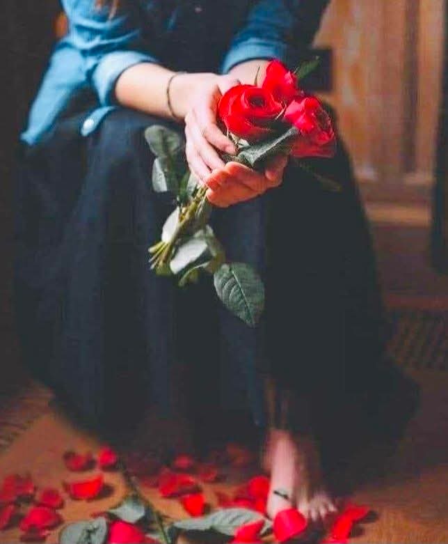 तेरी यादों के साए हैं,
ज़िंदगी में और नहीं कुछ कमाए हैं…
लोग दौलत में खो गए,
हमने तो बस तेरे लम्हे ही सजाए हैं..!!!