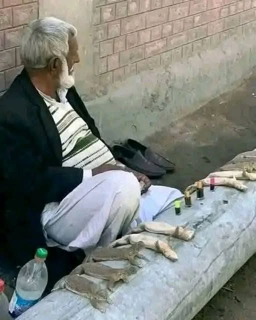 تم بلڈی سولین ایک نمبر کے ڈرپوک ڈرامے باز ہو پاکستان میں لگ بھگ 17 کروڑ لوگ سوشل میڈیا استعمال کرتے روزانہ عمران خان کے حق میں 1 ارب سے زیادہ پوسٹیں کرتے جس میں صرف ڈرامے ہوتے کوئی اندھا بن رہا تو کسی کا دل پھٹ رہا ہے لیکن سڑک پر ایک فیصد بھی نہیں نکلتے اور آزادی چاہتے ہیں حد ہے