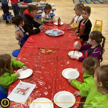 wearekickstart's tweet image. Day 1 of Holiday Club at @mesne_lea🎉✨

The children made Chinese horses and enjoyed playing lots of fun games – a brilliant start to the week! 🐎🎈

#Creative #MesneLeaPrimary #ActiveLearning #Kickstart