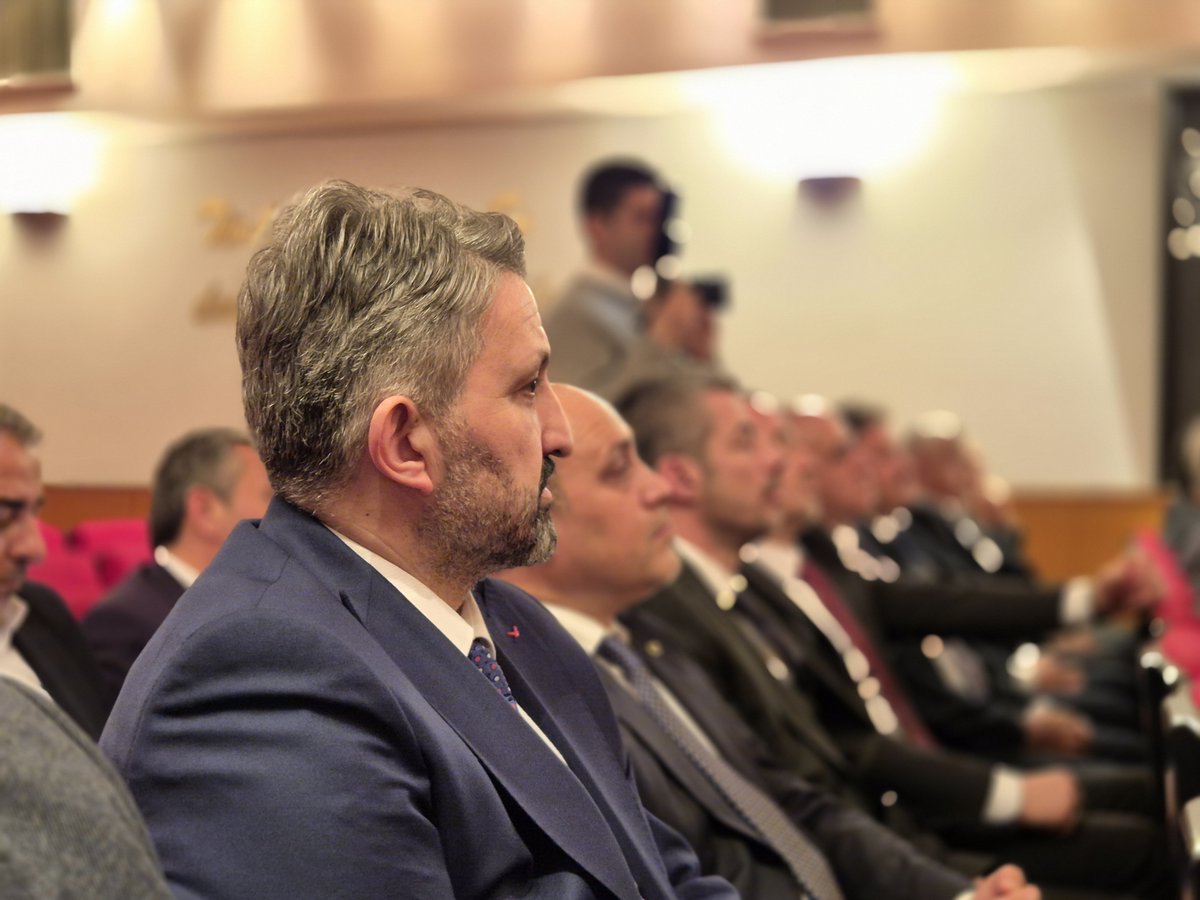 İstanbul Taksiciler Esnaf Odası Başkanımız Sayın İsmet Dalcı, Türkiye Şoförler ve Otomobilciler Federasyonu bünyesinde, Sayın Mehmet Yiğiner başkanımızın riyasetinde, Büyükşehir Ulaşım Esnaf Oda başkanlarının katılımıyla gerçekleştirilen İstişare ve Değerlendirme Toplantısı’na