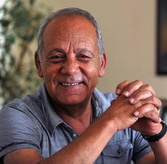 Bir Gece Yatıp Kalktık…
Türk Ordusu yok…
Darbe yapacaklardı ama silahları tarlada gömdükleri yeri de unuttular demek…
Darbe olacak mıydı, olmayacak mıydı derken, ordu artık yoktu…
*
Bir gece yatıp kalktık…
Yargı yok…
Yargıyı bölüşmüşler yarısı hocaya, yarısı imama…
*
Bir