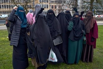 Foto 1: Cosificación de la mujer

Foto 2: Empoderamiento

Lo primero se prohibió, lo segundo es libertad y el estar en contra supone ser un racista.

Idos al guano pero YA.

#Amosnomejodas